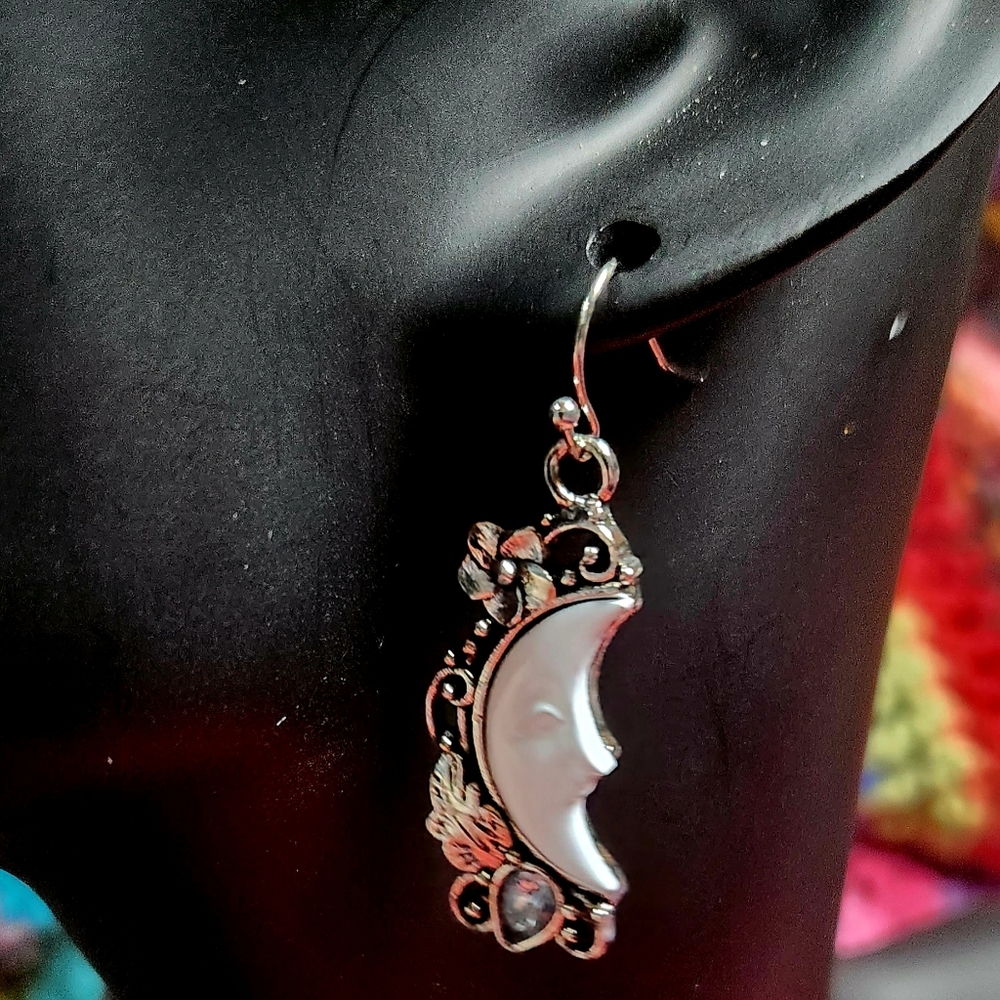 NWT White Moon Silver Dangle Earrings (1265)